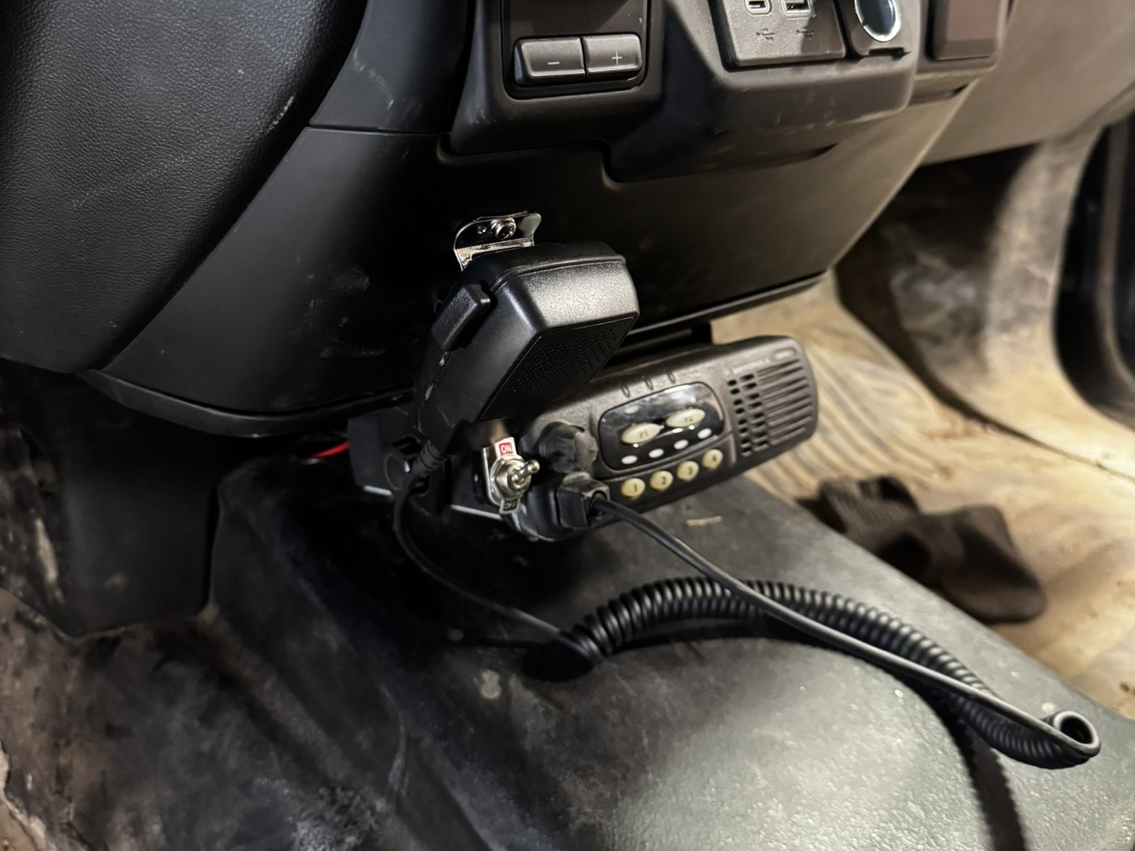 Radio control head and mic mounted on the side of a pickup console